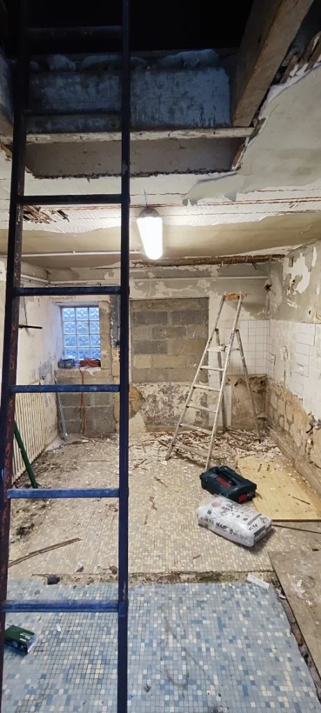 Création complète d'une cuisine rénovation des murs avec placo et mise en peinture,faux plafond,pose de carrelage,pose d'un radiateur électrique, création d'un escalier bois pour acceder aux combles a Méry-sur-Oise - vue generale