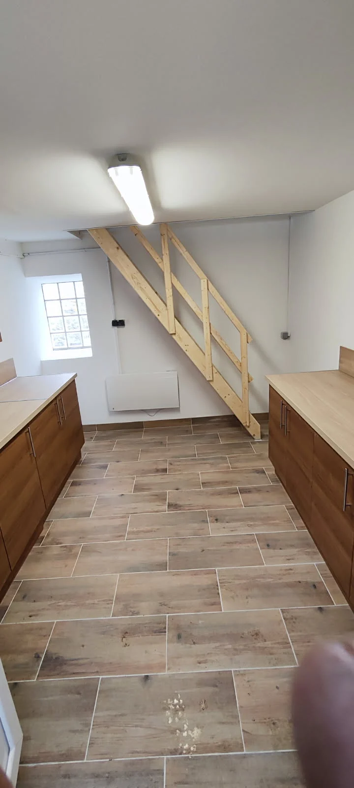 Création complète d'une cuisine rénovation des murs avec placo et mise en peinture,faux plafond,pose de carrelage,pose d'un radiateur électrique, création d'un escalier bois pour acceder aux combles Méry-sur-Oise - detail