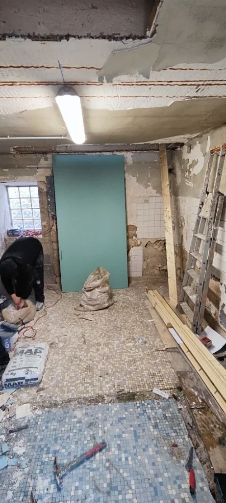 Création complète d'une cuisine rénovation des murs avec placo et mise en peinture,faux plafond,pose de carrelage,pose d'un radiateur électrique, création d'un escalier bois pour acceder aux combles a Méry-sur-Oise - en cours
