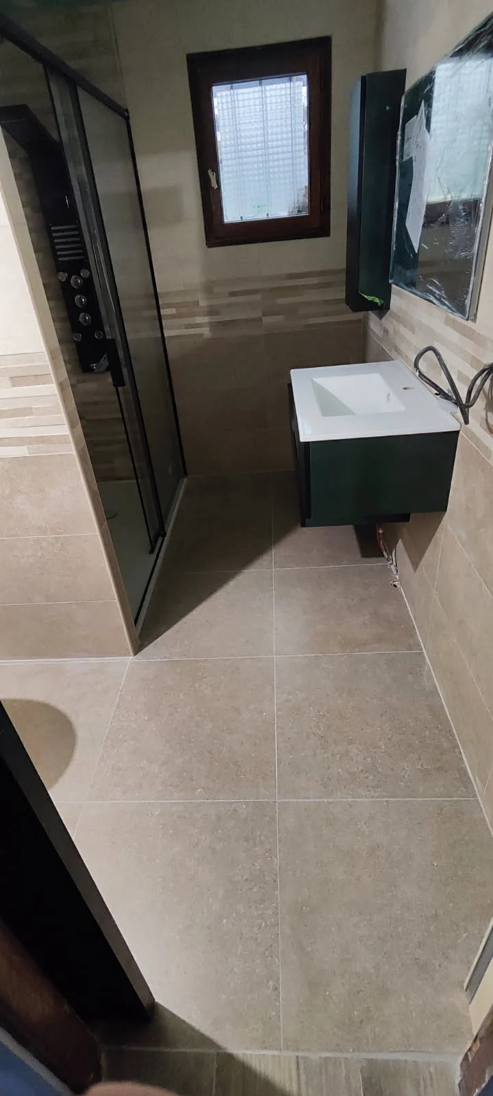 Rénovation totale de salle de bain avec douche lavabo wc carrelage a Crécy-la-Chapelle - en cours