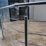 Application d'un hydrofuge sur terrasse travertin a chantier - vue generale