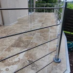 Application d'un hydrofuge sur terrasse travertin chantier - detail