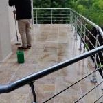 Application d'un hydrofuge sur terrasse travertin a chantier - en cours