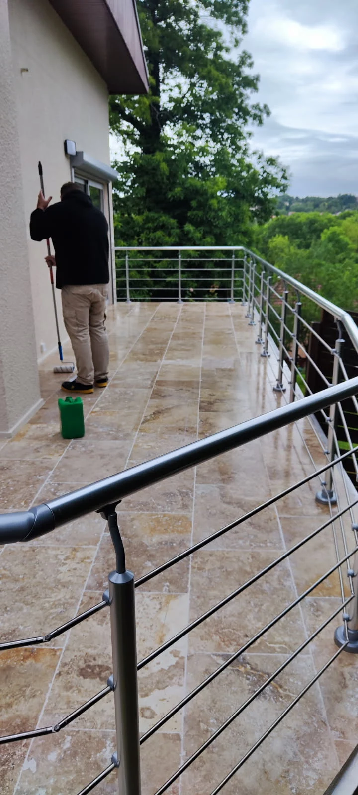 Application d'un hydrofuge sur terrasse travertin a chantier - en cours