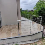 Application d'un hydrofuge sur terrasse travertin chantier - finitions